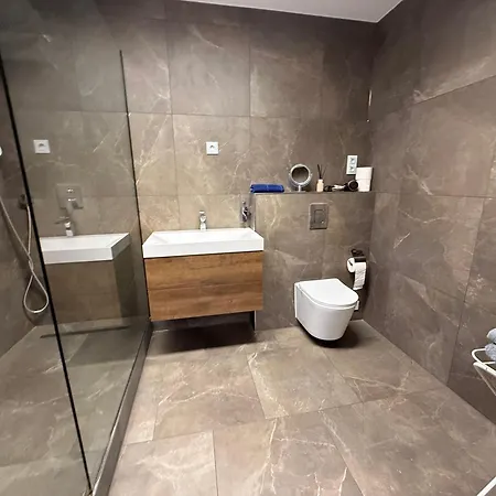 Modern House 2, Bis 4 Person, Contactless Check-in, Free Parking, Vollsaniert Und Renoviert Dezember 2024